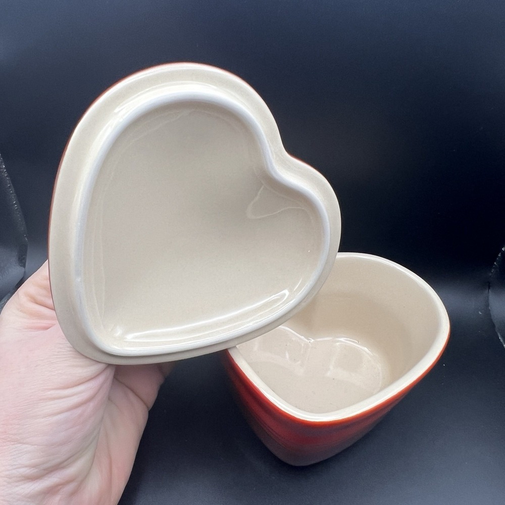 Le Creuset Ombre Red Heart Shape Miniature Covered Ramekin Stoneware Cocotte - Picture 3 of 12
